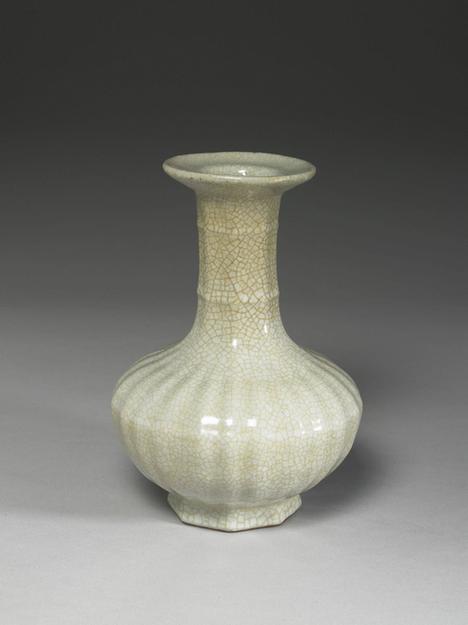 冬青釉腰圆瓶