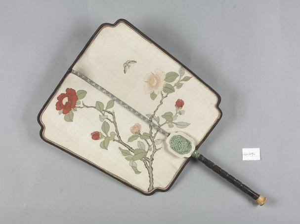 白色缂丝花蝶图面木雕花柄团扇