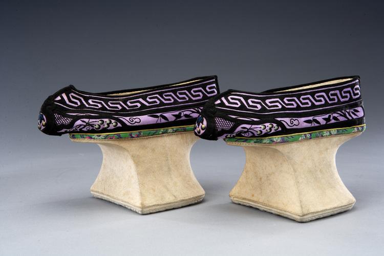 雪灰色缎绣墨竹纹花盆底夹鞋