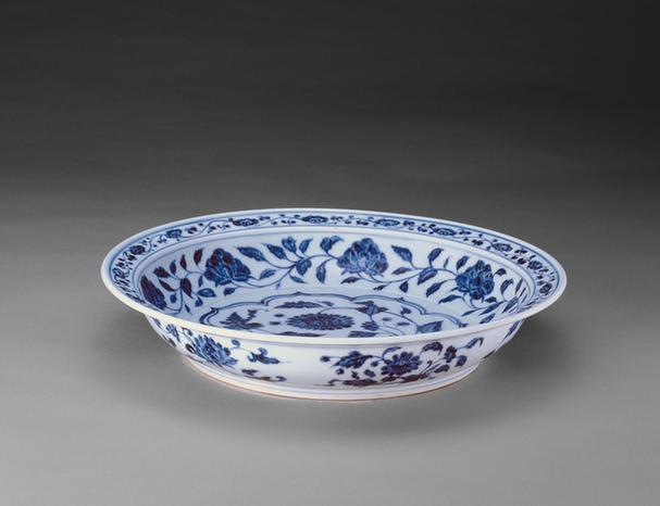青花缠枝花卉纹折沿盘