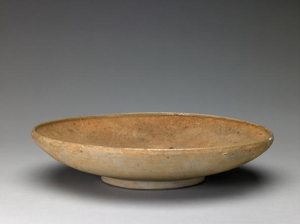 青釉刻花荷花纹盘