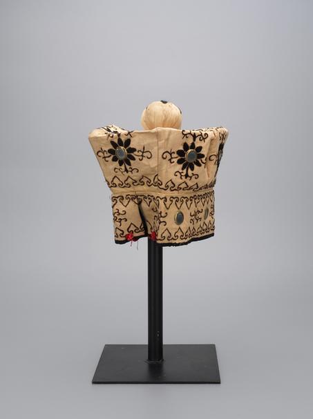 驼色缎绣朵花纹罗帽