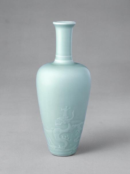 康熙款冬青釉暗刻海水龙纹莱菔尊