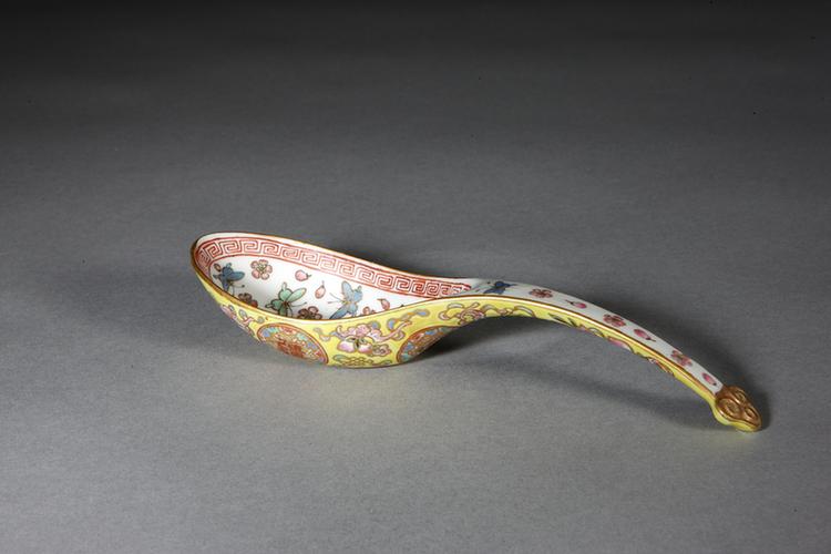 同治款黄地粉彩开光“万寿无疆”匙