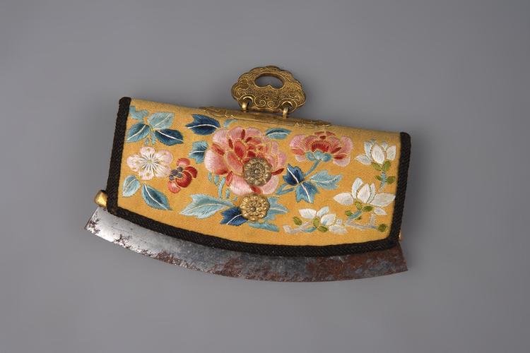 明黄色缎绣花卉荷包式火燫