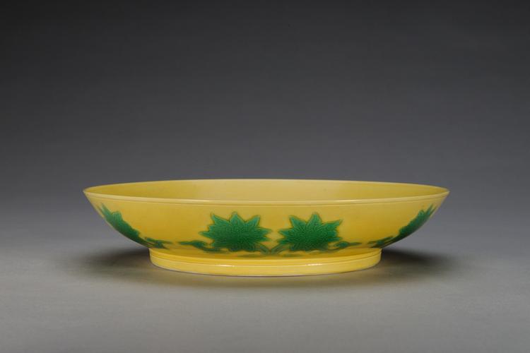 雍正款黄地绿彩并蒂莲纹盘
