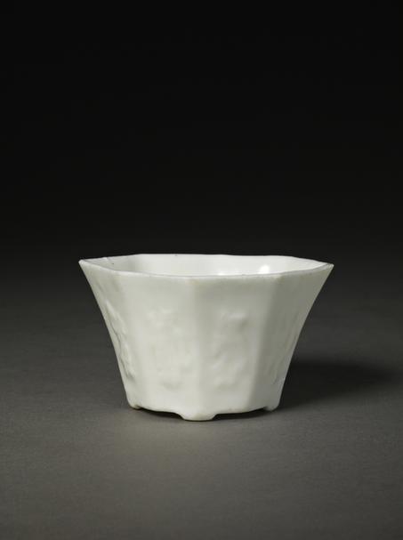 德化窑白釉八方人物图杯