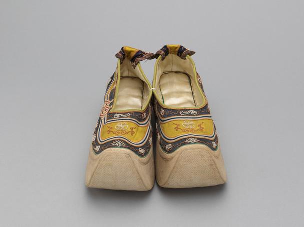 香色缎缉线绣米珠团寿纹皂鞋