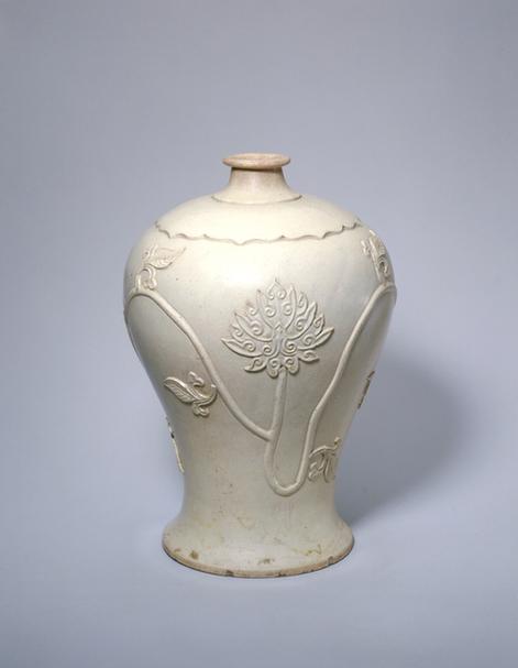 宜兴窑月白釉刻花折枝莲纹梅瓶