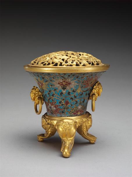 景泰款掐丝珐琅勾莲纹象足盖炉