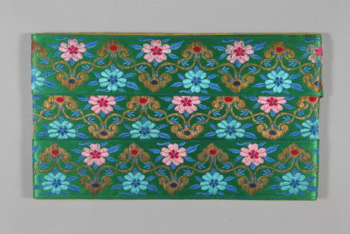 茶色缎地时花云头纹绦