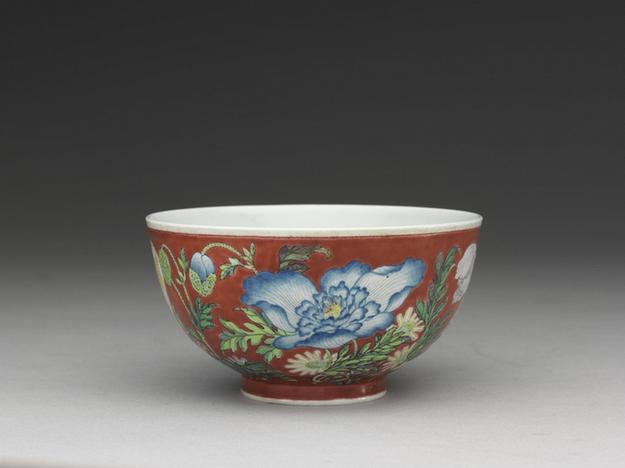 珐瑯彩瓷红地罂粟花碗