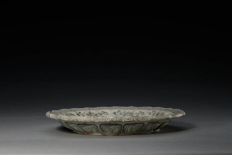 釉里红缠枝莲纹菱花式盏托