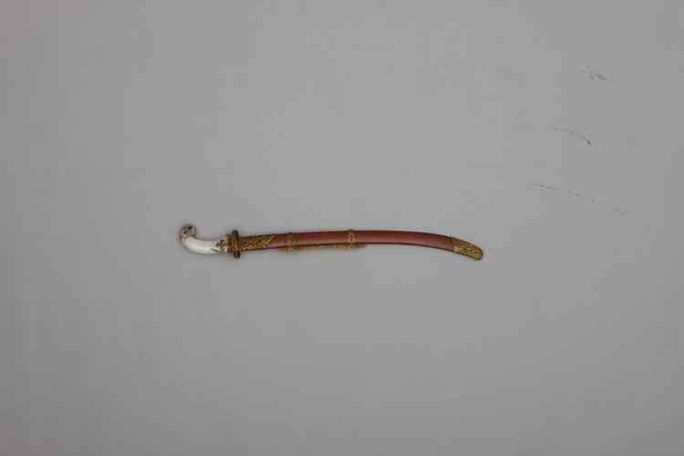 玉嵌料石花柄鲨鱼皮鞘腰刀