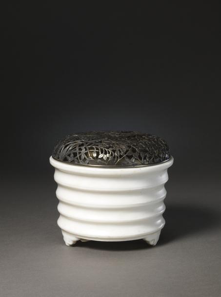 德化窑白釉弦纹炉