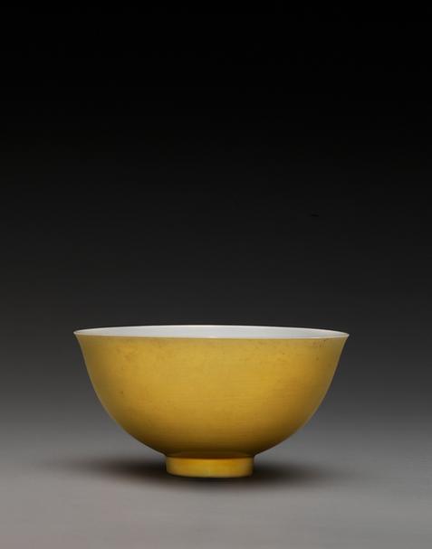 康熙款里白釉暗刻团寿字外黄釉碗