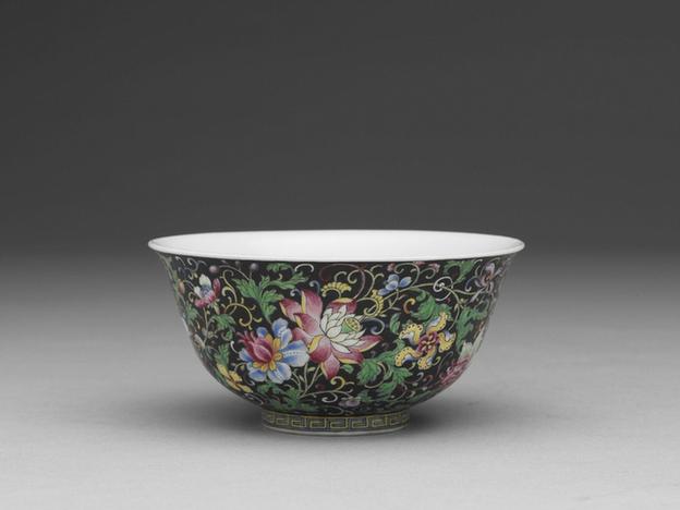 珐瑯彩黑地缠枝花卉碗