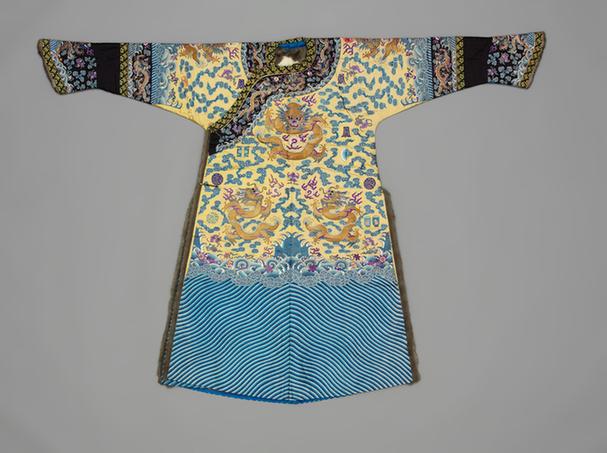 明黄色缎绣彩云金龙纹灰鼠皮女龙袍