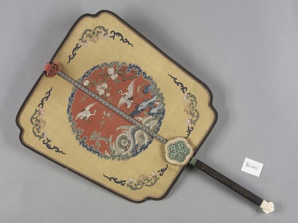 红色缂丝海鹤寿桃图面红木雕花柄团扇