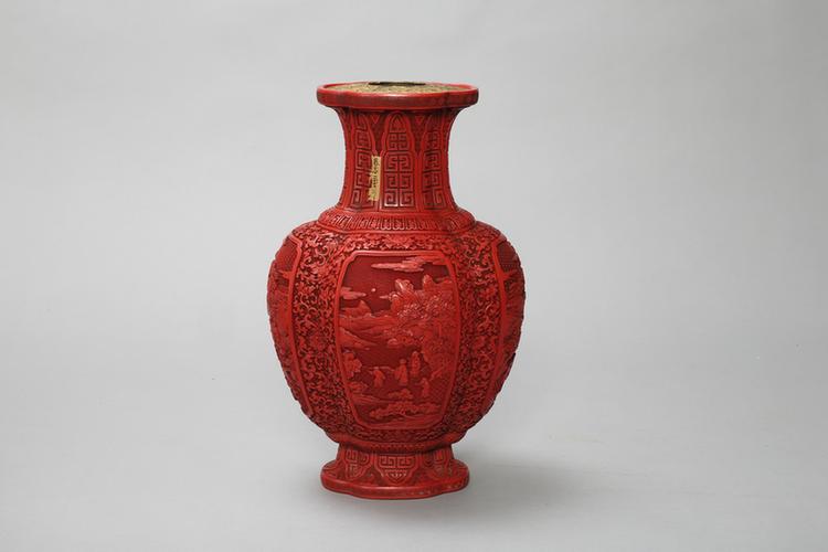 剔红缠枝莲纹开光山水人物图海棠式瓶