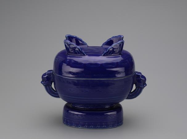 嘉庆款霁蓝釉凸花簋