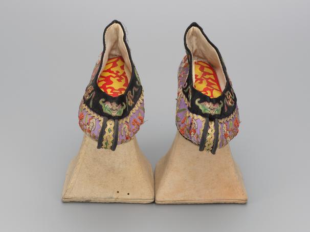 雪灰色缎锁绣穿珠花盆底女夹鞋