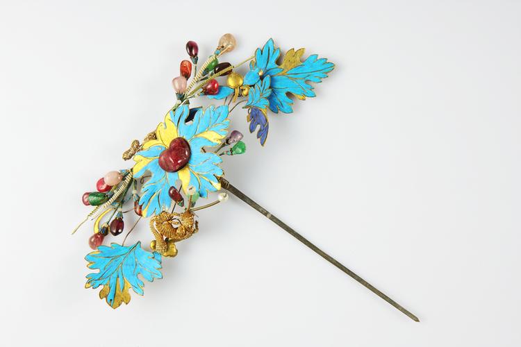 银镀金嵌珠宝松鼠纹簪