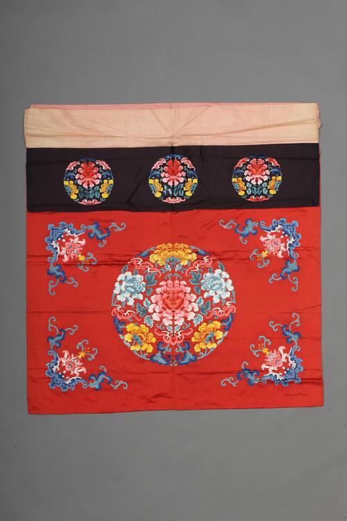 红色缎绣团牡丹蝠勾莲纹夹桌围