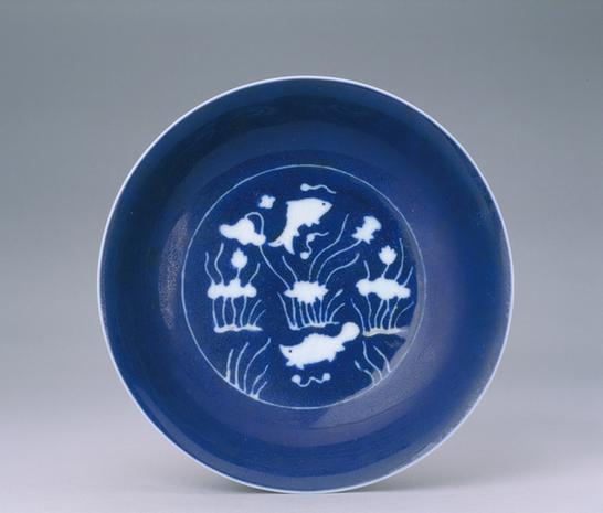 宣德款祭蓝釉白花鱼藻纹盘