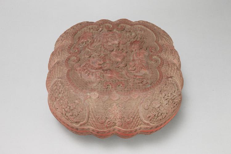 剔红三狮戏球图开光花卉纹柿式盒