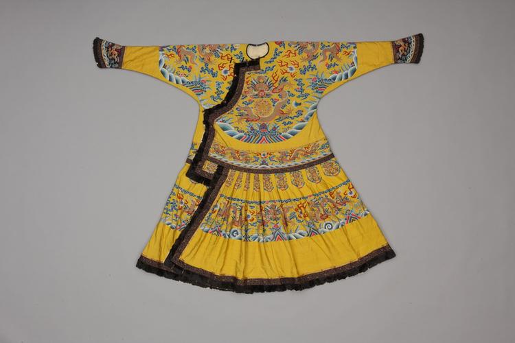 明黄色缂丝彩云金龙纹上羊皮下银鼠皮男朝袍