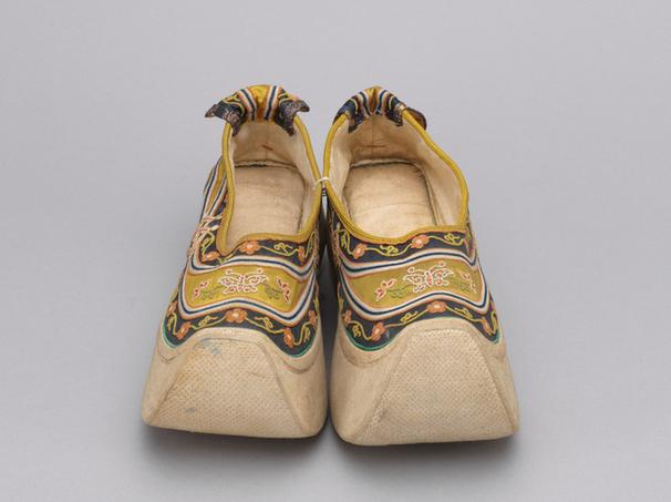 香色缎打籽绣皂鞋