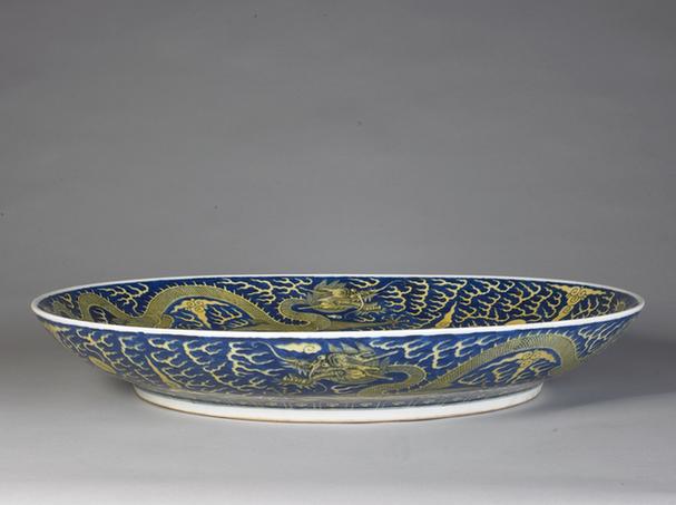 储秀宫制款蓝地黄彩云龙纹大盘