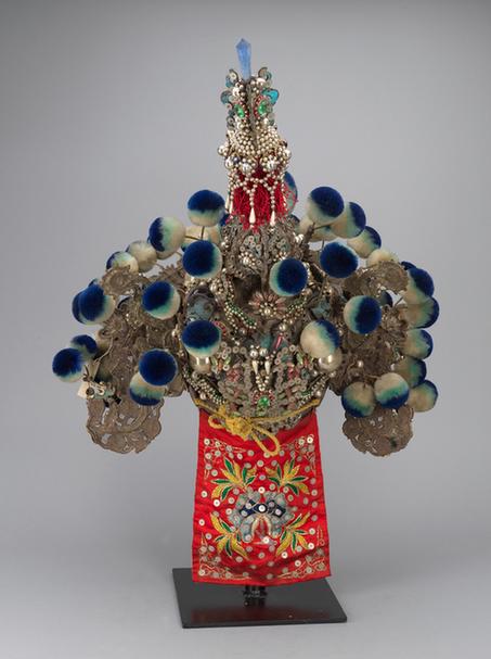 串玻璃珠龙花蝶纹带蓝绿白绒球帅盔