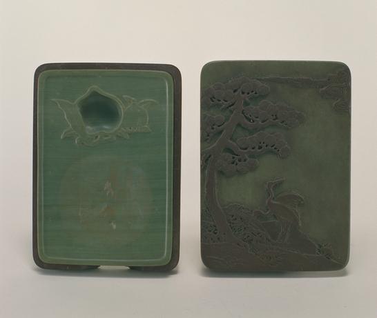 御铭松花江石桃纹池长方砚