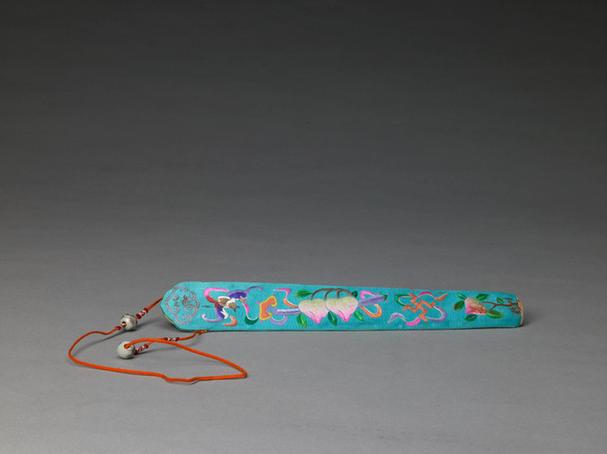 湖色缎绣万福寿如意纹活计-扇套