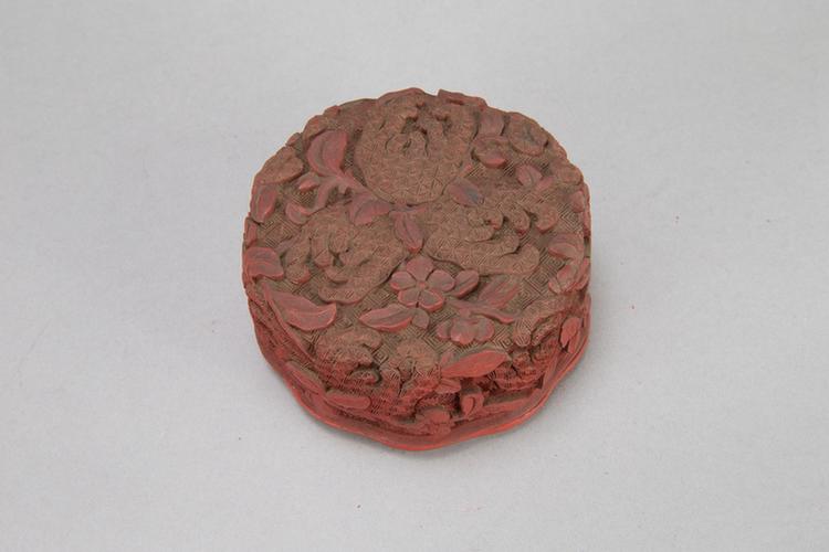 剔红佛手纹扁圆盒