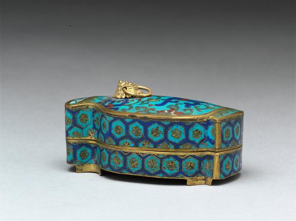 掐丝珐琅缠枝莲纹兽环瓶式盒