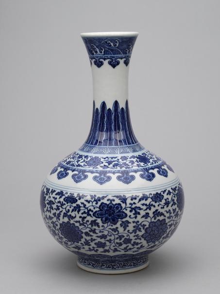 嘉庆款青花缠枝莲纹赏瓶