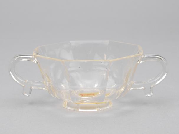 乾隆款水晶双耳八角杯