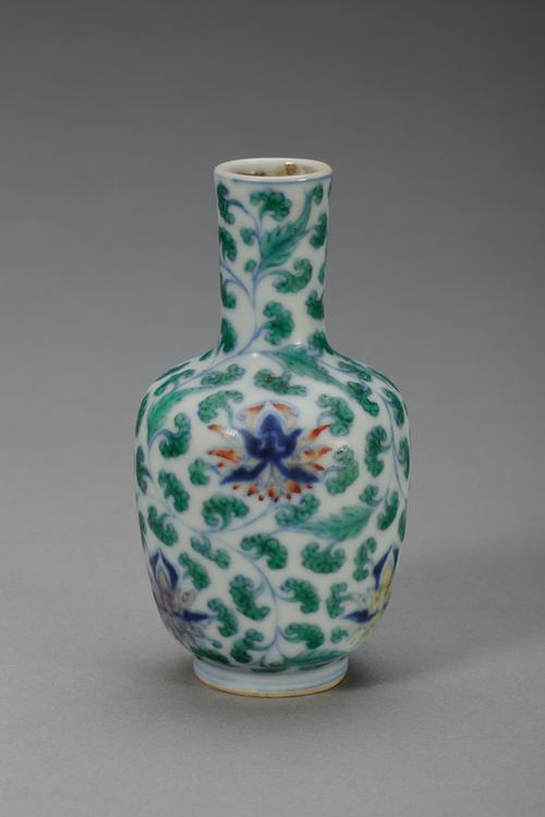 斗彩缠枝莲纹小瓶