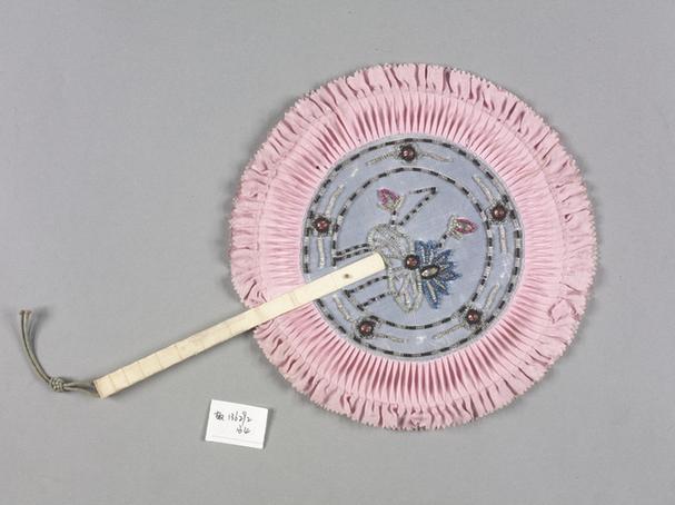 缎心绸边钉玻璃珠花骨柄团扇