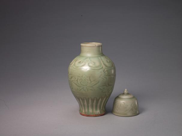 龙泉窑青釉刻花盖罐