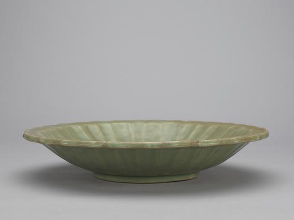 龙泉窑青釉印菊花纹菊瓣盘