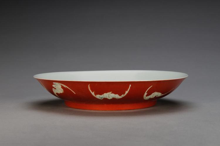 珊瑚釉粉彩蝙蝠纹盘