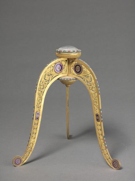 嵌玻璃錾铜镀金三角带表冠架