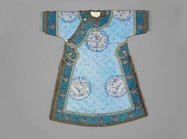 粉红色缎绣万字团龙纹上羊皮下灰鼠皮氅衣