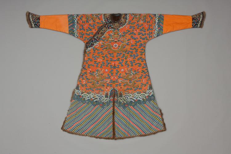 杏黄色缂丝彩云金龙纹黑狐皮男蟒袍