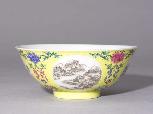 嘉庆款黄地粉彩轧道里朵花纹外开光山水图碗