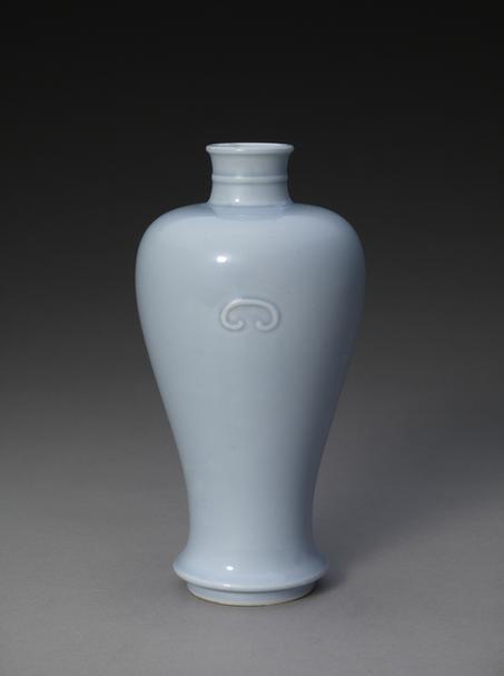 天蓝釉凸耳梅瓶